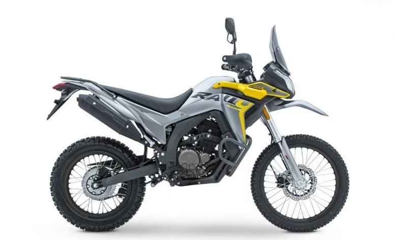 <div class='descrGalleryTitle'>Voge Rally 300 – 4.290 euro</div><div class='descrGalleryText'><p>Lei è una vera <b><a href="https://www.dueruote.it/moto-scooter/voge/voge-rally-300/">piccola moto da rally</a></b>, guidabile a 18 anni e raggiungibile un po’ da tutte le tasche. Monocilindrico da 292 cc, <b>29 cavalli, forcella da 41 mm </b>e mono regolabile nel precarico. L’escursione della ruota anteriore, da 21”, è di 205 mm, più che sufficiente per avventurarsi lungo i sentieri dietro casa o per correre sul greto di quel fiume in secca sognando l’Africa. <b>Relativamente leggera e alta di sospensioni, </b>comunica un feeling da moto tecnica; <a href="https://www.dueruote.it/prove/anteprime/2023/02/13/voge-300-rally-la-prova-il-prezzo.html">alla prova dei fatti</a>, il motore vibra un pochino ma è sufficientemente brioso, si viaggia comodamente attorno ai 90 orari e i <b>150 kg di peso</b> la rendono facile un po’ per tutti.</p>
</div>